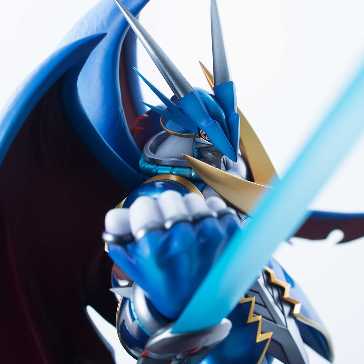 全高約370mmの大ボリュームでアルフォースブイドラモンを立体化！